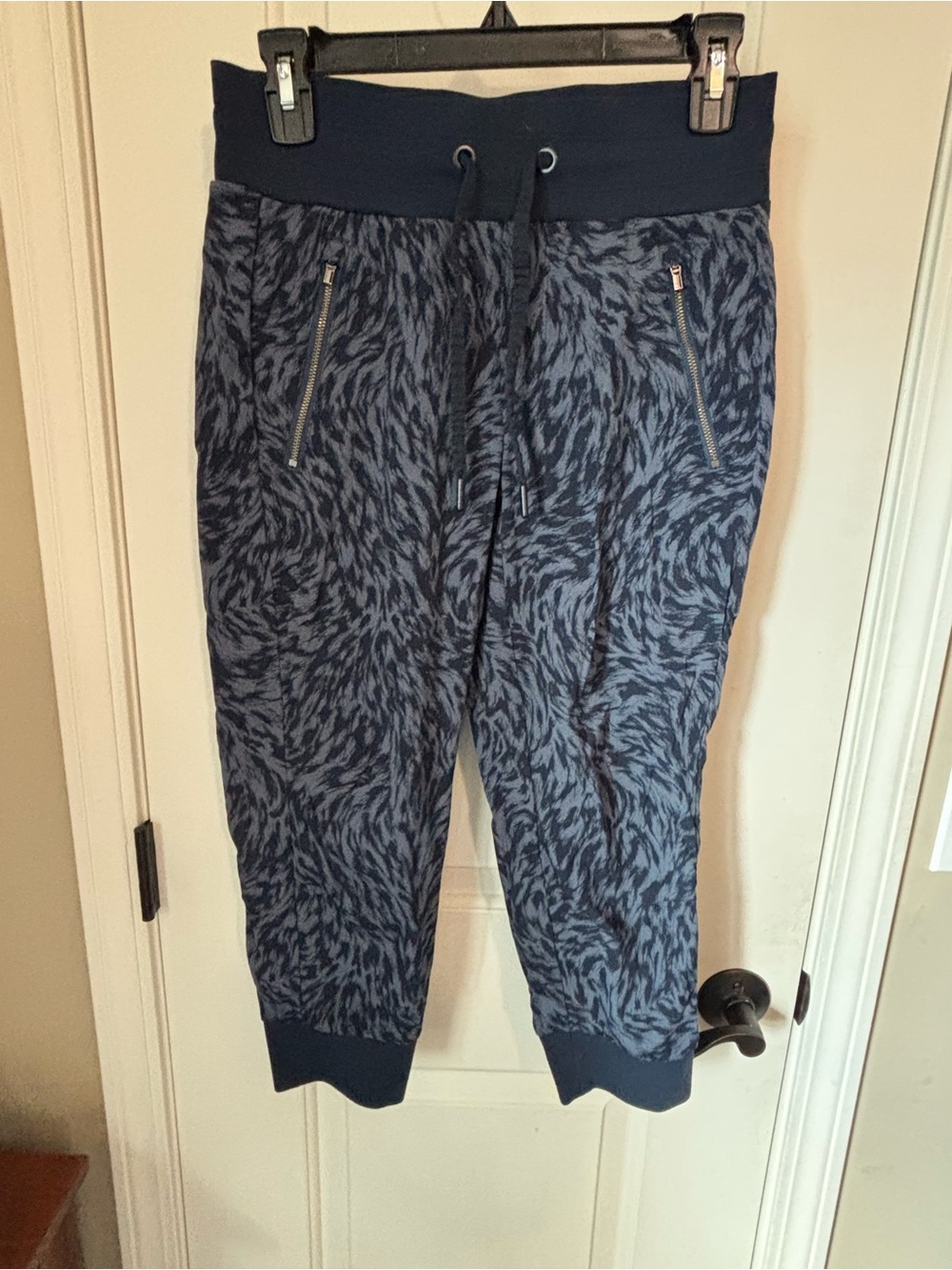 Athleta Navy Trekkie North Printed Crop 23” Drawstring Joggers Size 2P - Picture 5 of 7